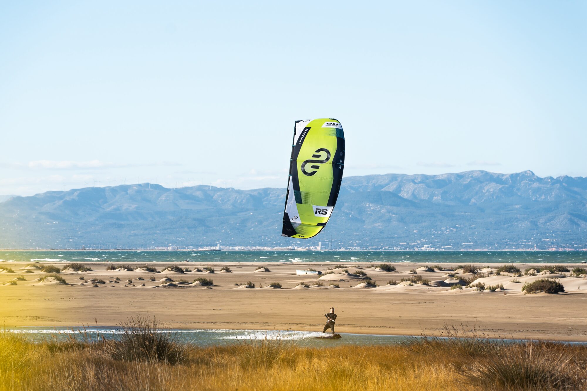 Kite en vol sur un spot de kitesurf